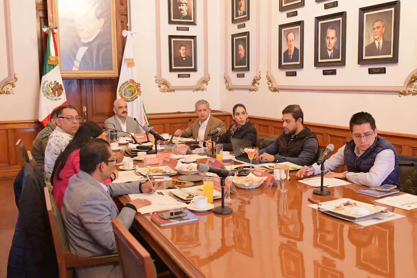 La Fiscal General informa en la Mesa de Coordinación Estatal de Construcción de Paz y Seguridad, vinculación a proceso de presuntos responsables de homicidio de maestro en Córdoba; sentencias condenatorias de 6 años de prisión por abuso sexual de menores de edad, 6 años de prisión por pederastia, 5 años de prisión por el delito contra las instituciones de seguridad pública, 4 años de prisión por violencia familiar equiparada y lesiones, dos de 4 años por violencia familiar; así como imputaciones, vinculaciones a proceso y fallos condenatorios de Fiscalías Regionales y Especializada.