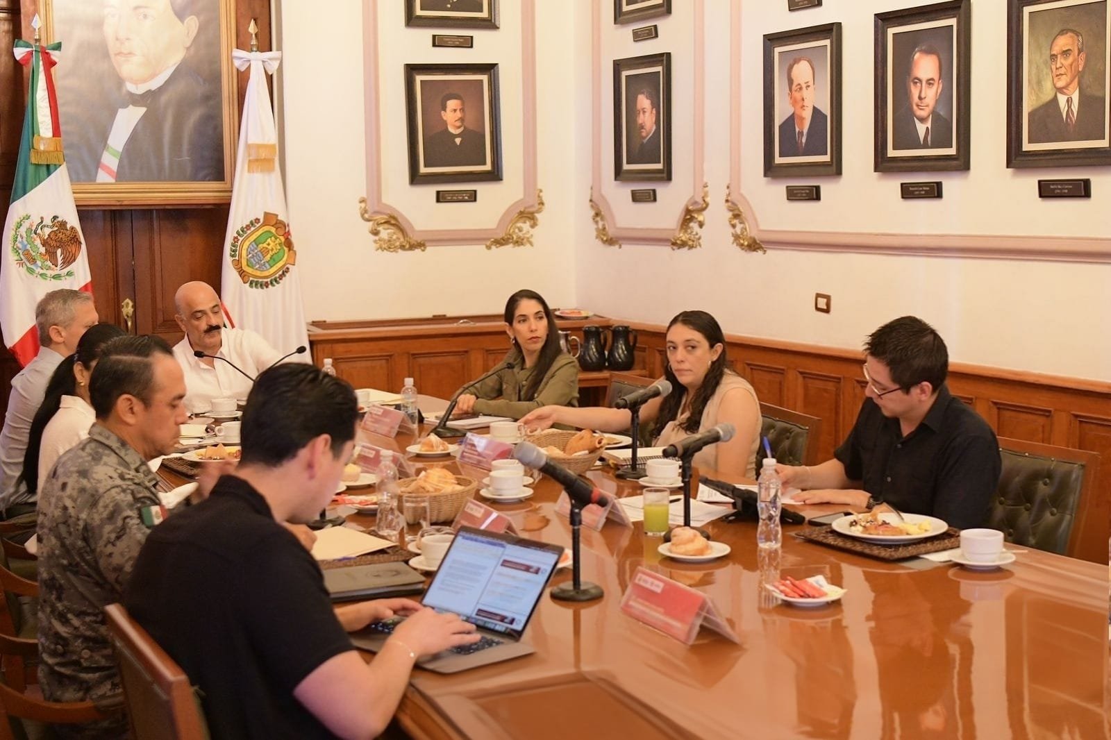 La Fiscal General informa en la Mesa de Coordinación Estatal de Construcción de Paz y Seguridad, prisión preventiva oficiosa contra los presuntos responsables de doble homicidio y robo de vehículo en Coatepec; sentencias condenatorias de 12 años de prisión por el delito de homicidio doloso calificado, 10 años por homicidio doloso, 5 años por homicidio doloso en grado de tentativa, 5 años por violencia familiar y omisión de cuidad, 4 y 3 años por violencia familiar; así como imputaciones y vinculaciones a proceso de Fiscalías Regionales y Especializada