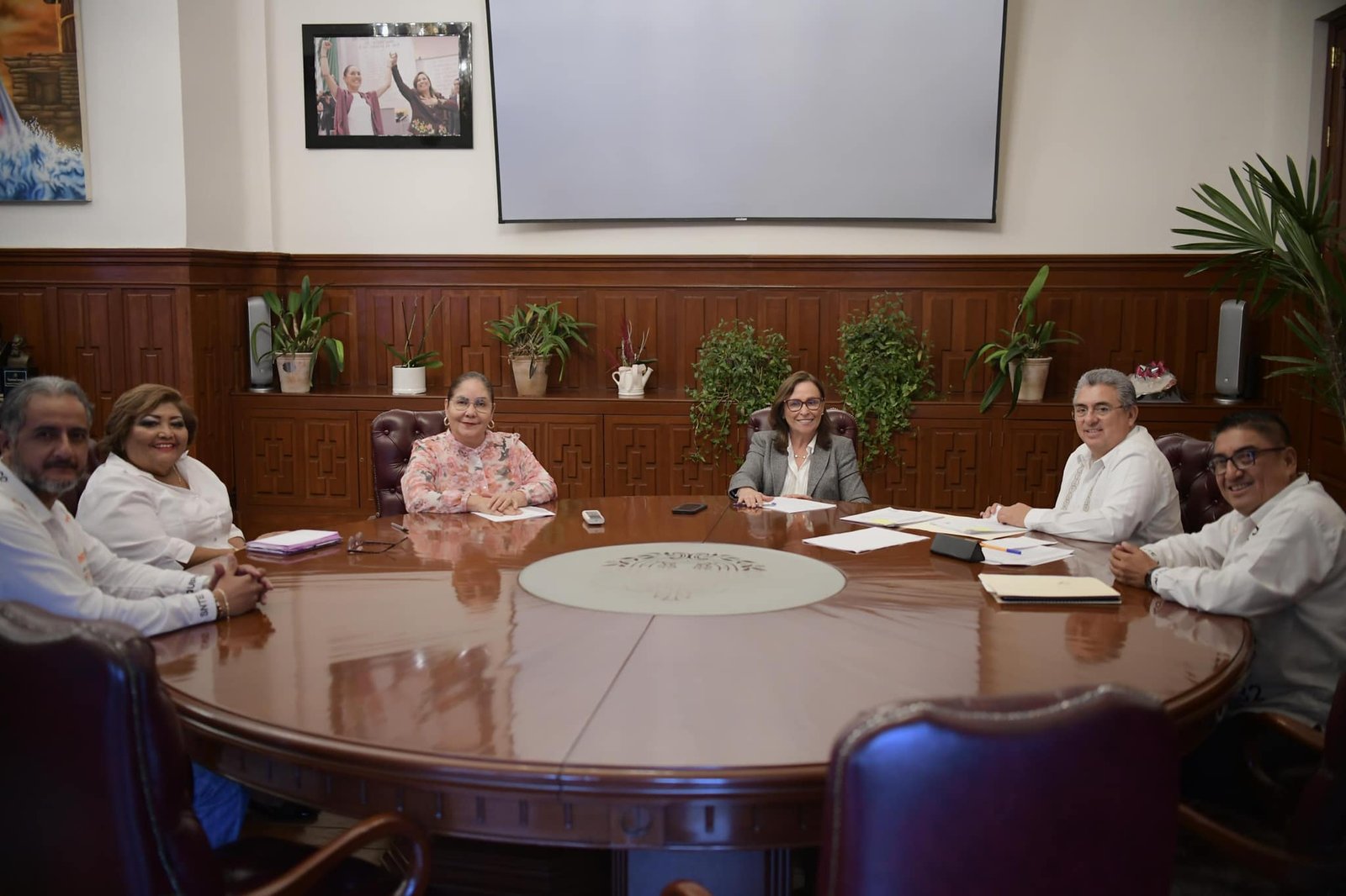 Una buena reunión sobre el tema educativo en Veracruz. Escuché algunas peticiones y sugerencias por parte de los maestros y maestras para seguir avanzando en la mejora educativa y el orden laboral.