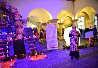 Inicia Ayuntamiento celebraciones del Día de Muertos; con Altar totonaca se recuerda a Melchor Peredo