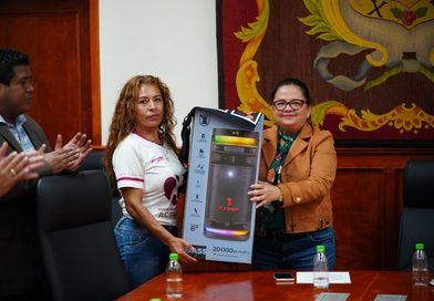 Entrega Ayuntamiento equipo de trabajo a instructoras del Programa de Activación Física